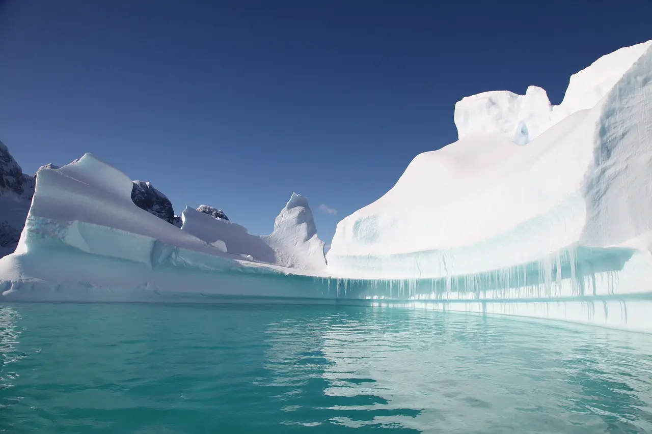 Paisaje antártico hielo montañas y mar - expedición grupal premium desde Chile