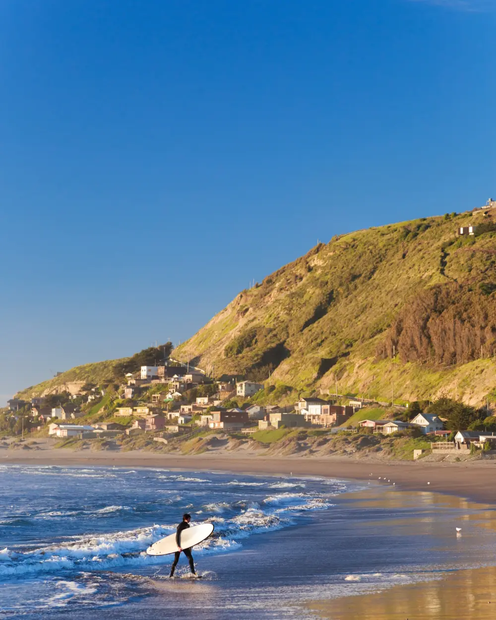 Surf en la costa del Pacífico Chile Central - tours de deportes acuáticos y aventura